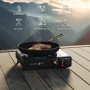 Evocamp Camping Gaskocher mit Grillplatte und Steak in Pfanne vor Bergkulisse.