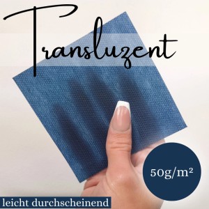 Nahaufnahme: Blaue, leicht durchscheinende Sensalux Tischdeckenrolle (1,10m) in der Hand.