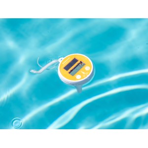 Schwimmendes Steinbach Digitalthermometer mit Solarpanel im Pool.