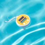 Schwimmendes Steinbach Digitalthermometer mit Solarpanel im Pool.
