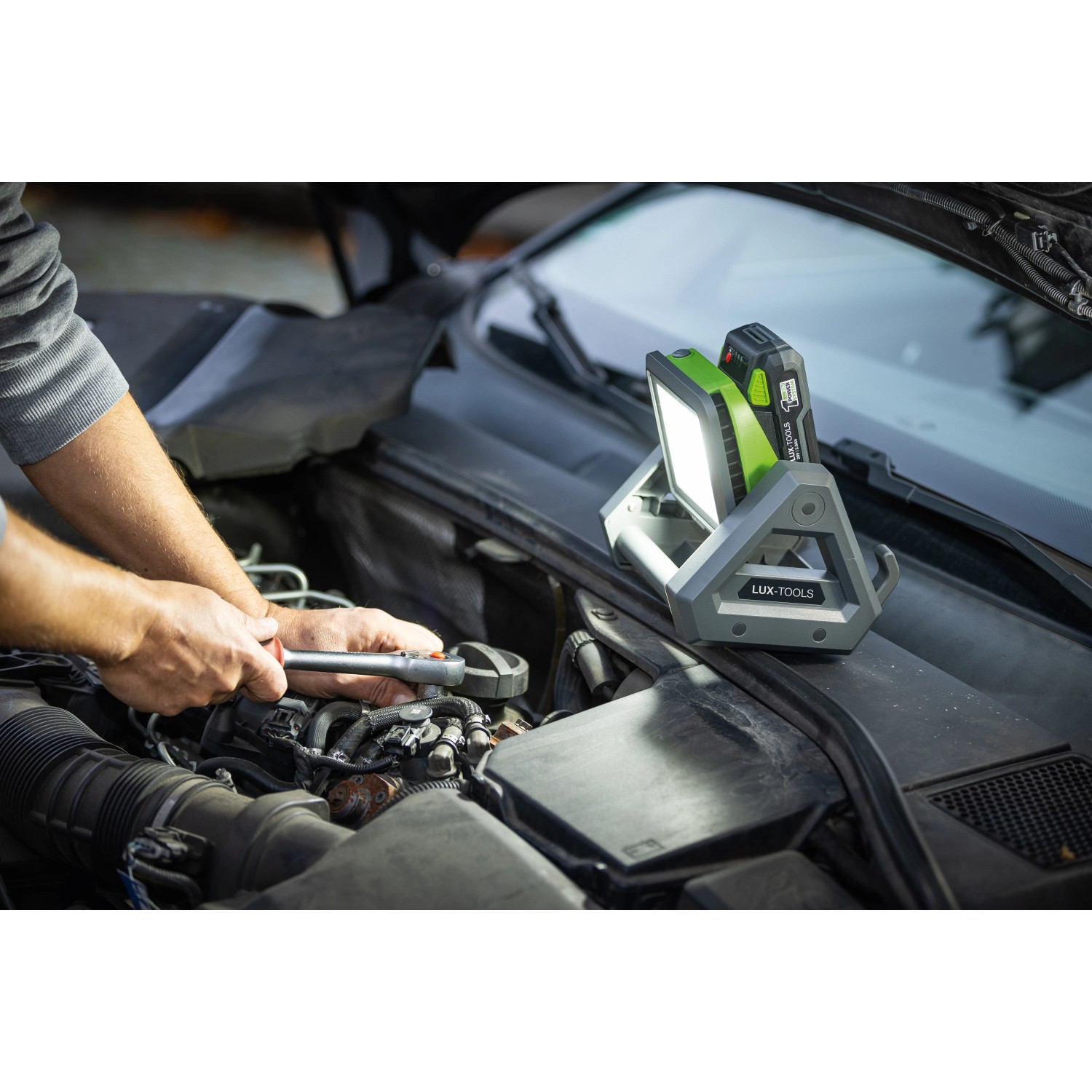 LUX Akku-Arbeitsleuchte 1PowerSystem A-AL-20 Solo im Einsatz am Auto.