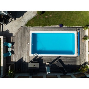 Draufsicht: Rechteckiger Steinbach Styropor Pool (600x300x150 cm) mit Holzdeck und Poolabdeckung.