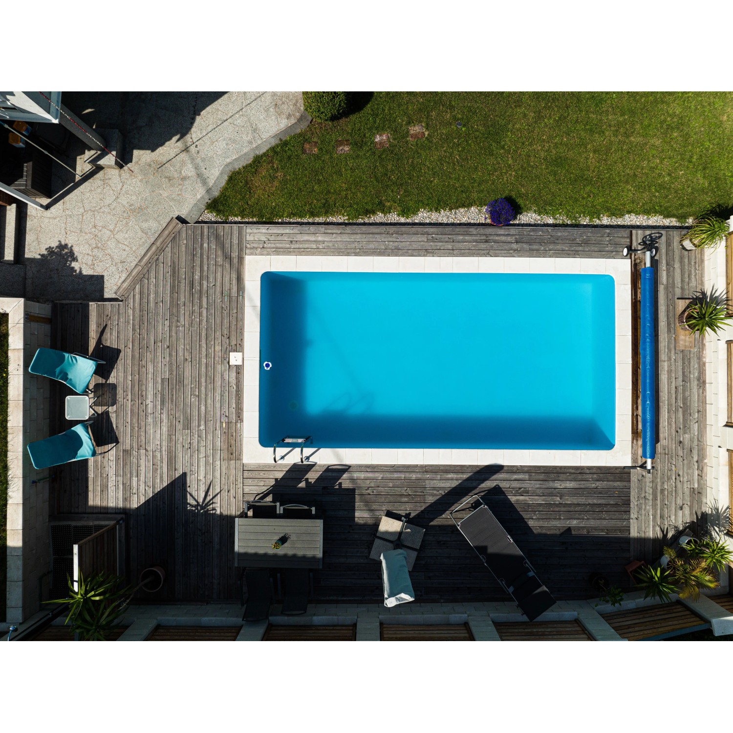 Draufsicht: Rechteckiger Steinbach Styropor Pool (600x300x150 cm) mit Holzdeck und Poolabdeckung.