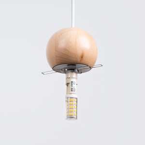 Sollux Lighting Hängeleuchte Pekka mit weißem Lampenschirm und Naturholz-Element.