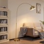 Goldene Bogenleuchte Lennart aus Metall im modernen Design, leuchtet ein Wohnzimmer mit warmem Licht.