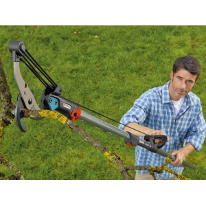Mann schneidet Ast mit Gardena Amboss-Baumschere. Gartenschere mit Rollenübersetzung für trockene Äste.