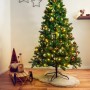 Geschmückter, grüner, künstlicher Weihnachtsbaum Nagano, 150 cm hoch, mit Christbaumkugeln und Lichterkette.