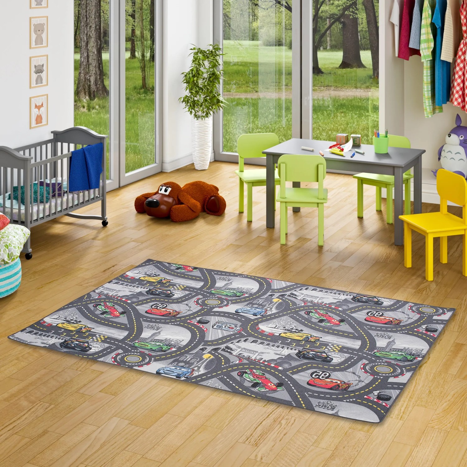 Grauer Kinderteppich mit Disney Cars Motiv, 100x100 cm, ideal zum Spielen.