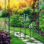 Dunkelgrüner Rosenbogen aus Eisen mit Tür in einem blühenden Garten. Rote Rosen ranken am Metallbogen entlang eines Steinpfades.