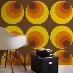 Retro Tapete mit Kreisen in Orange, Braun und Gelb im 70er Jahre Design.