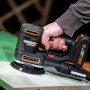 Worx Akku-Multifunktionsschleifer WX820.9 Solo beim Schleifen einer Holzplatte.