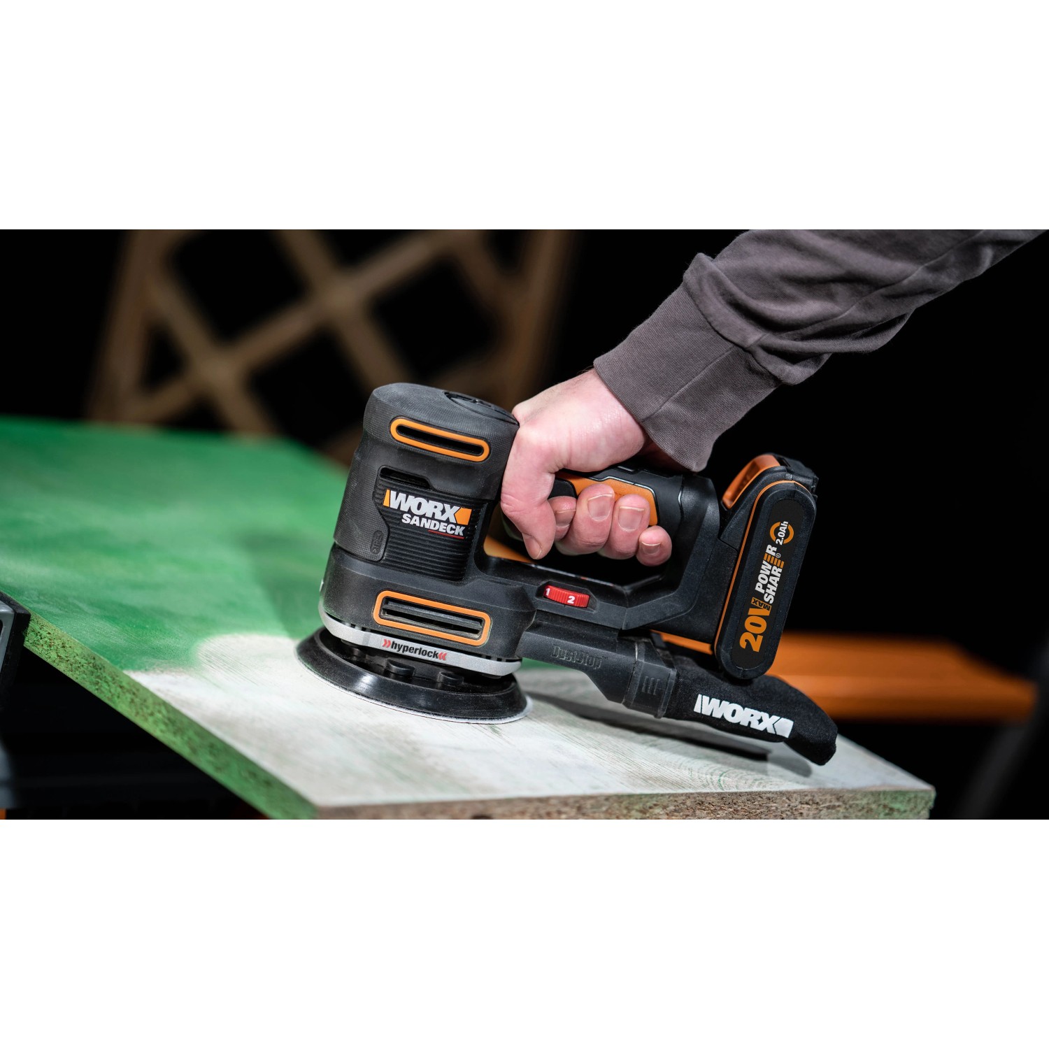 Worx Akku-Multifunktionsschleifer WX820.9 Solo beim Schleifen einer Holzplatte.