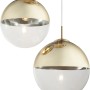 Goldfarbige Globo Pendelleuchte Varus mit runden Glasschirmen.