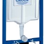Grohe QuickFix Vorwandelement Solido für WC, 1,13m Bauhöhe, mit blauem Stahlrahmen und weißem Spülkasten.