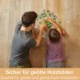 Bona Spray Mop für geölte Holzböden im Einsatz: Vater und Kind puzzeln auf dem gereinigten Boden.