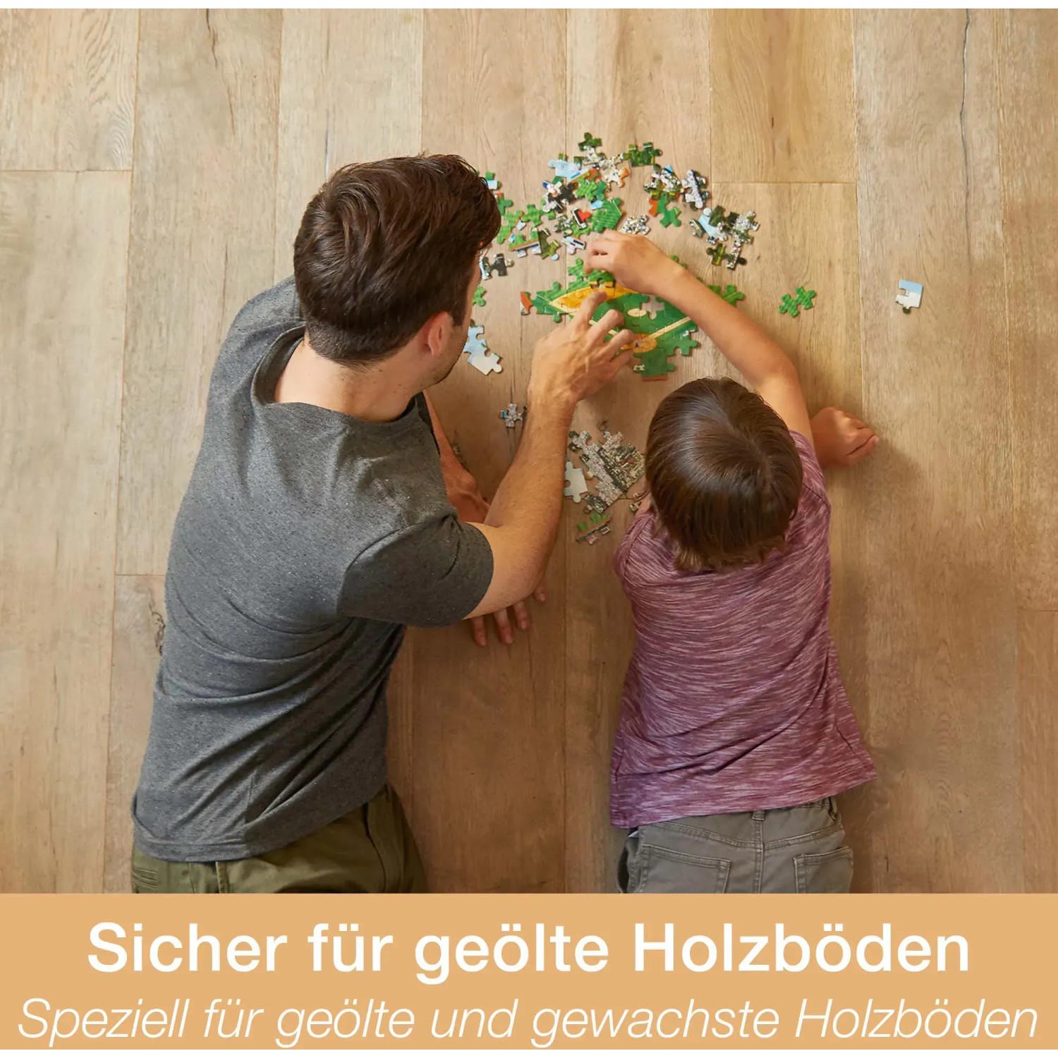 Bona Spray Mop für geölte Holzböden im Einsatz: Vater und Kind puzzeln auf dem gereinigten Boden.