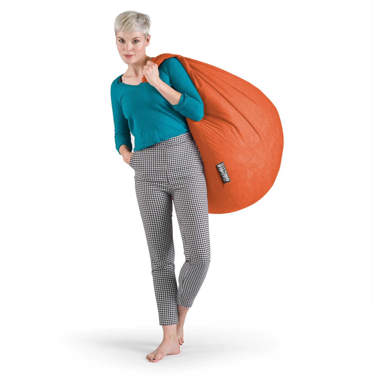 Frau mit orangefarbenem Sitting Point Sitzsack Easy (220 l) über der Schulter.