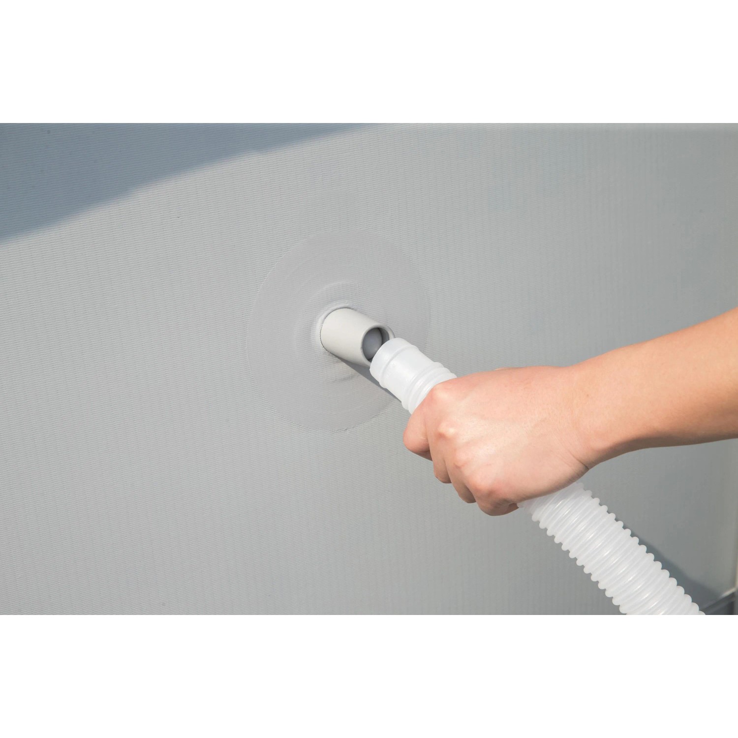 Anschluss der Bestway Solar Poolheizung an einen Pool mit Schlauch.