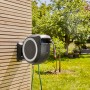 Gardena Wand-Schlauchbox Roll Up L mit 30m Schlauch an Hauswand im Garten.