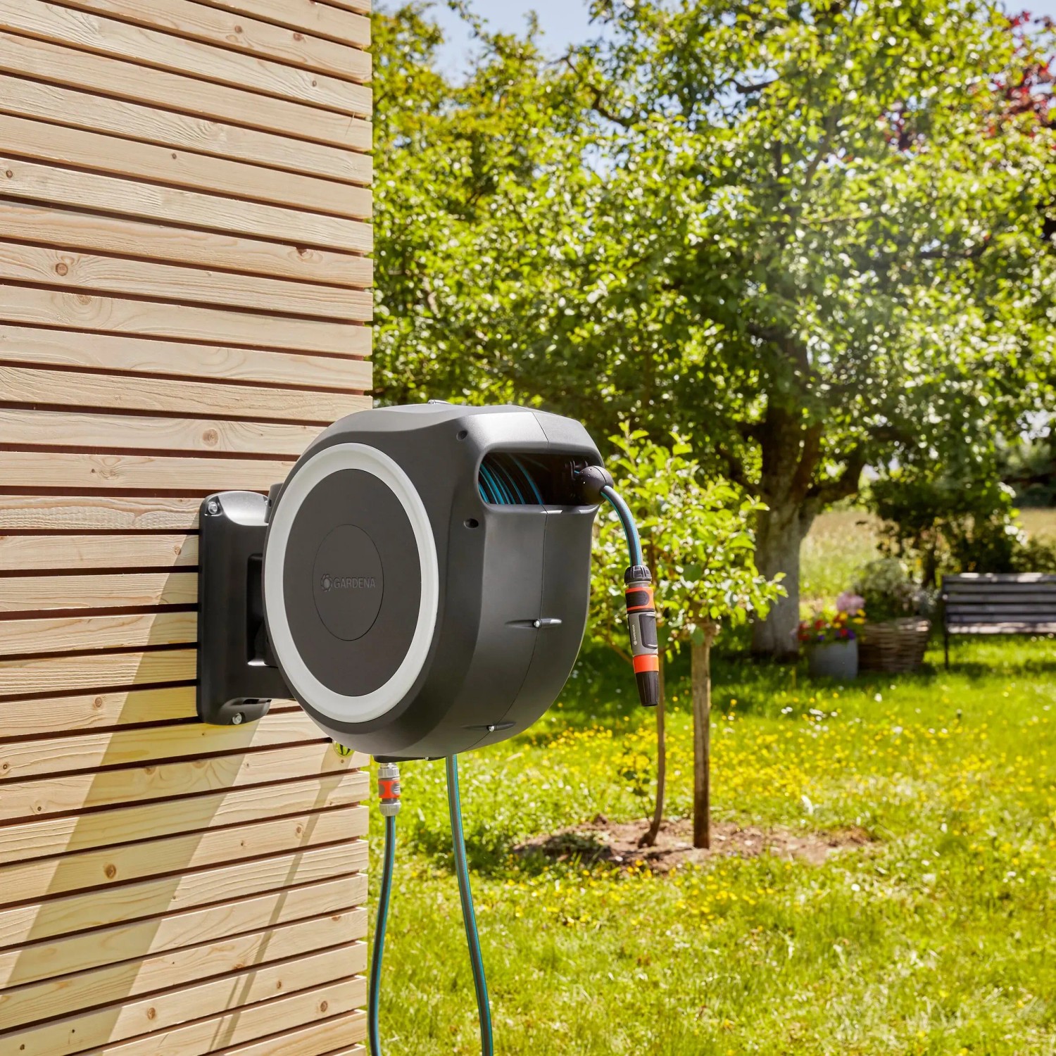 Gardena Wand-Schlauchbox Roll Up L mit 30m Schlauch an Hauswand im Garten.
