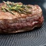 Gebratenes Steak in Fackelmann Bratpfanne 24 cm mit Keramikbeschichtung.
