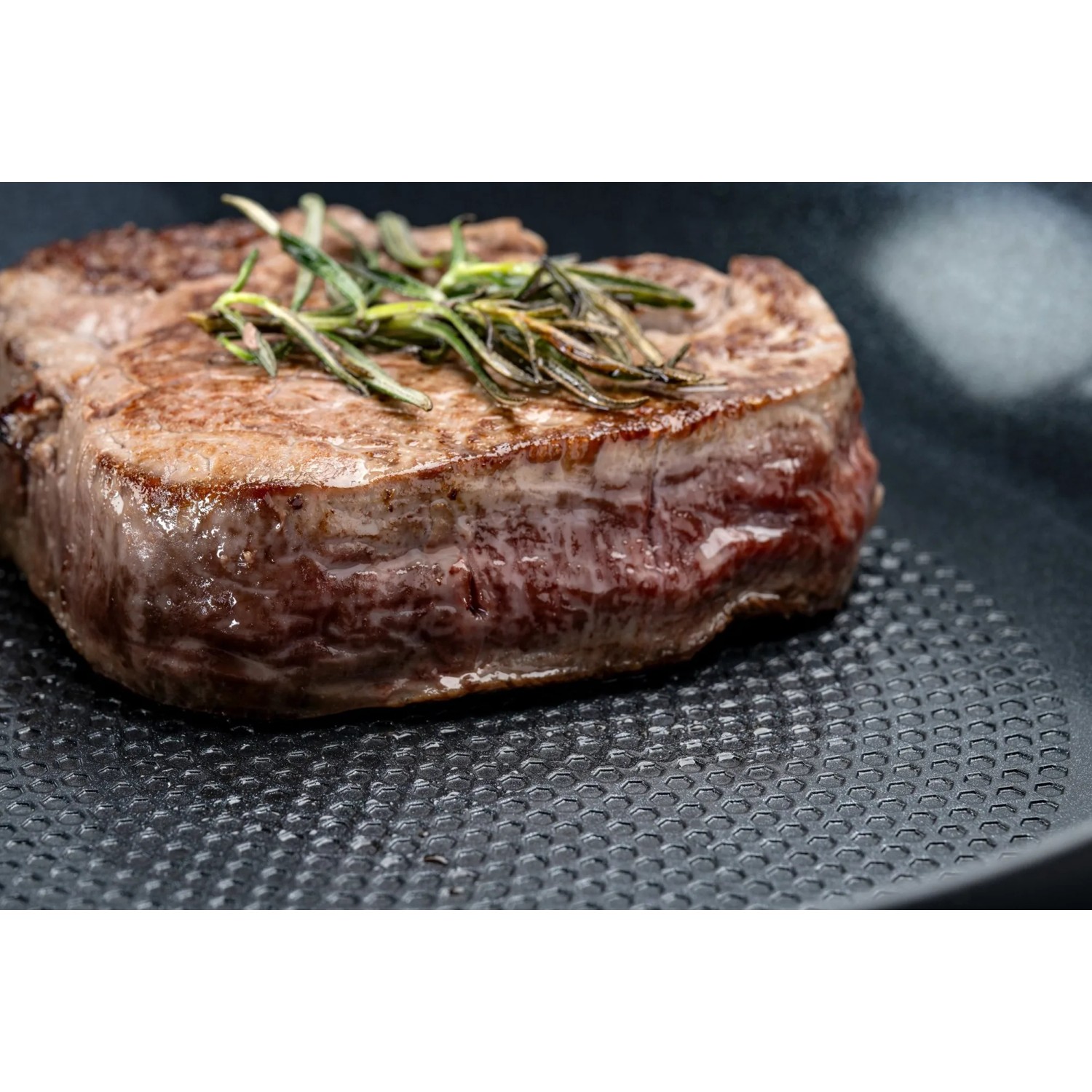 Gebratenes Steak in Fackelmann Bratpfanne 24 cm mit Keramikbeschichtung.