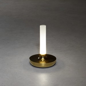 Goldene Konstsmide LED Akku-Vase Biarritz, eine moderne Außen-Dekoleuchte mit warmem Licht.