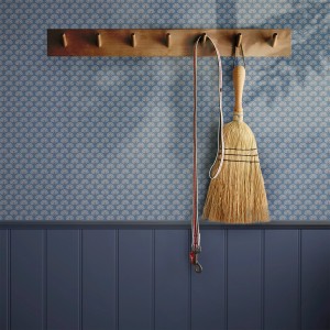 Blaue Joules Vliestapete Peacock Geo mit Pfauenmuster, kombiniert mit passender Wandfarbe.