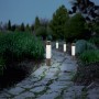 Solar-LED-Dekoleuchten Isili 4er-Set entlang eines Gartenwegs. Außenleuchten für stimmungsvolle Beleuchtung.