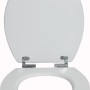 Weißer baliv WC-Sitz Kunene aus Holz mit Absenkautomatik und Chrom-Scharnieren.