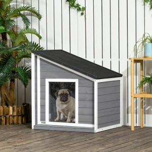 PawHut Hundehütte grau mit schwarzem Asphaltdach, weißem Rahmen. Mops sitzt in der wetterfesten Holzhütte.