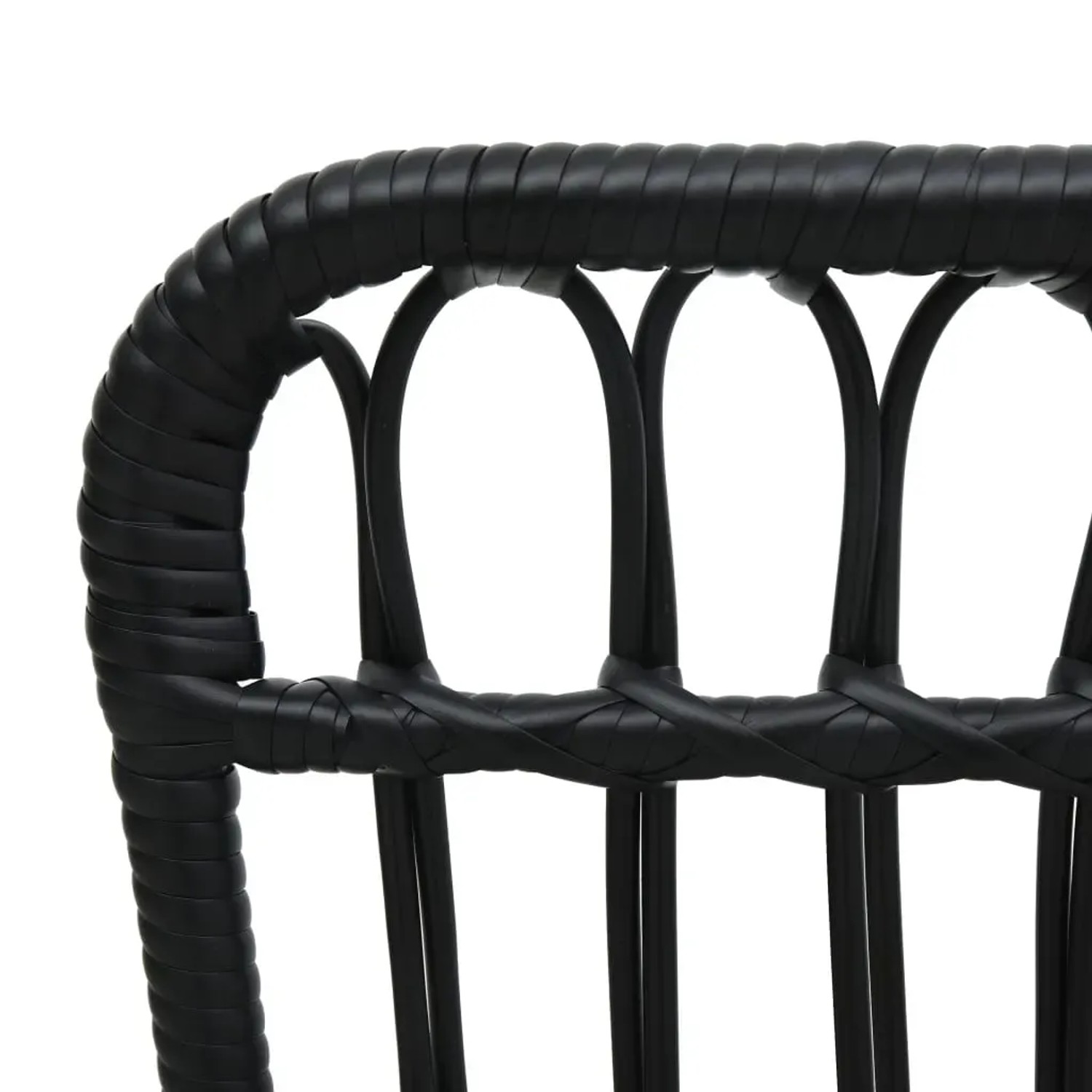 Detailansicht: Schwarzer Gartenstuhl aus Poly Rattan, wetterfest und stilvoll.