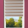 Braunes OBI Doppelrollo Avila, 45x180 cm, im Fenster mit Blick ins Grüne für Sicht- und Sonnenschutz.
