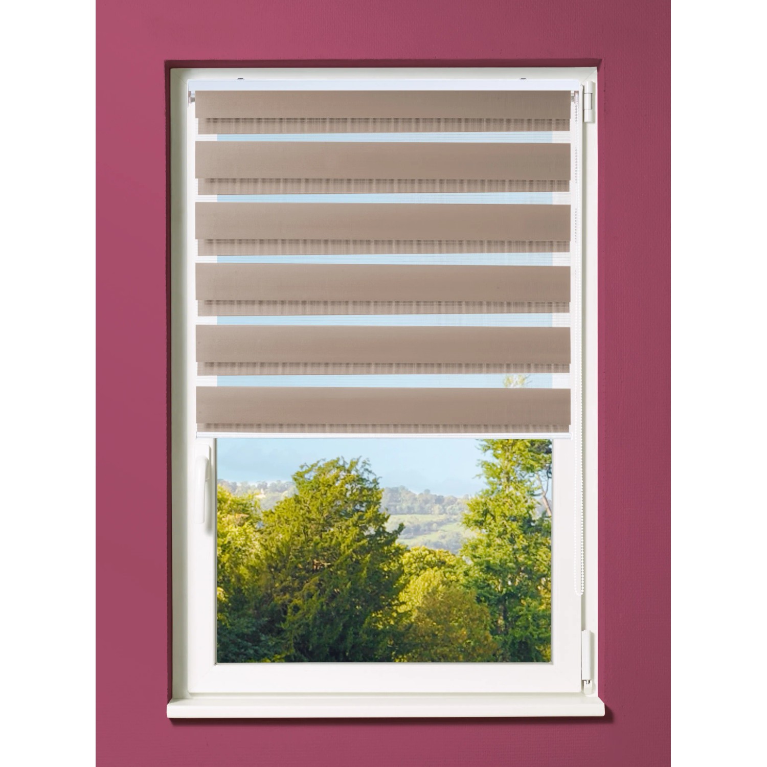 Braunes OBI Doppelrollo Avila, 45x180 cm, im Fenster mit Blick ins Grüne für Sicht- und Sonnenschutz.