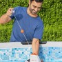 Mann lässt Flowclear Aquarover Poolroboter ins Wasser. Automatische Poolreinigung.