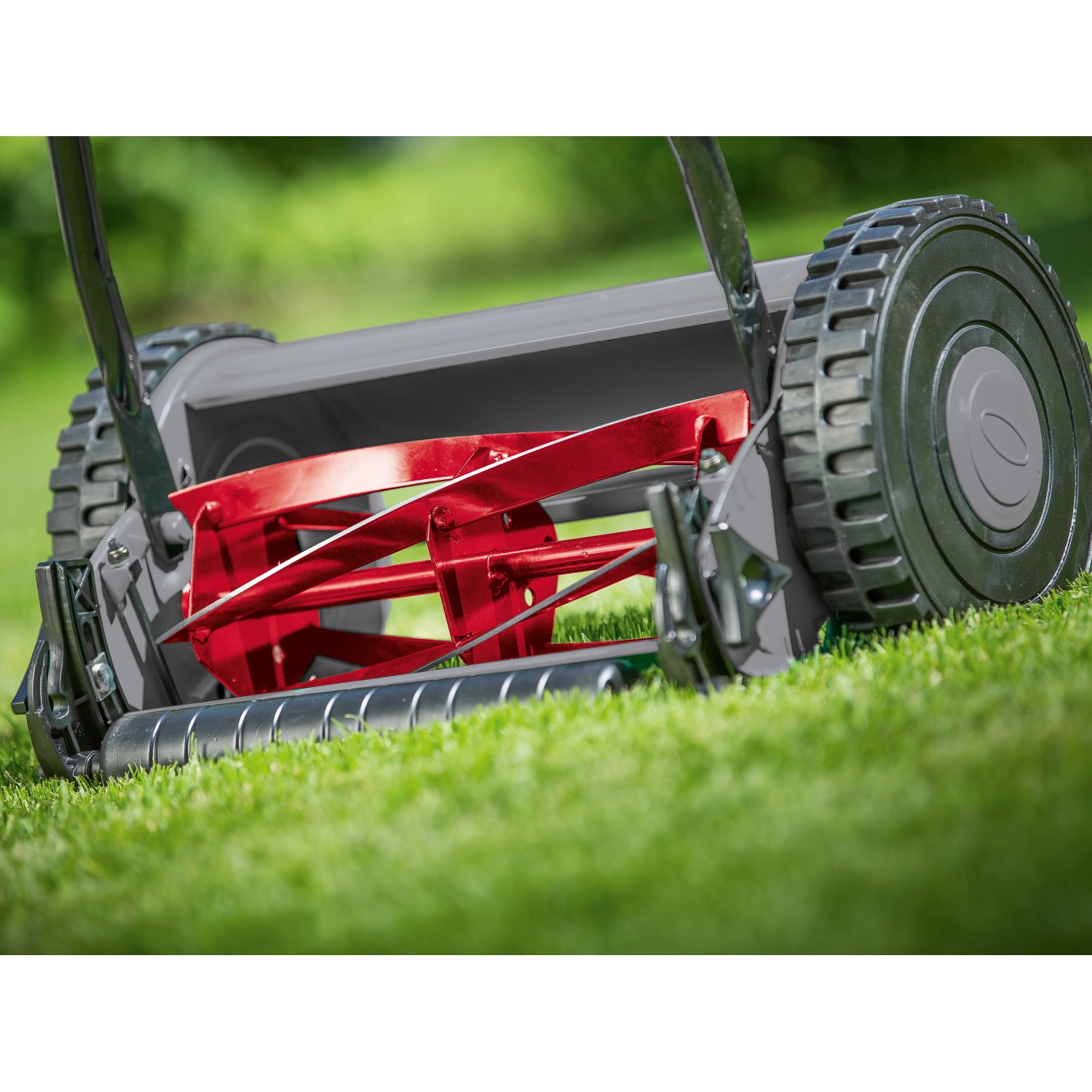 CMI Spindelrasenmäher C-HS-30 auf Rasen, Detailaufnahme der roten Schneidwalze.