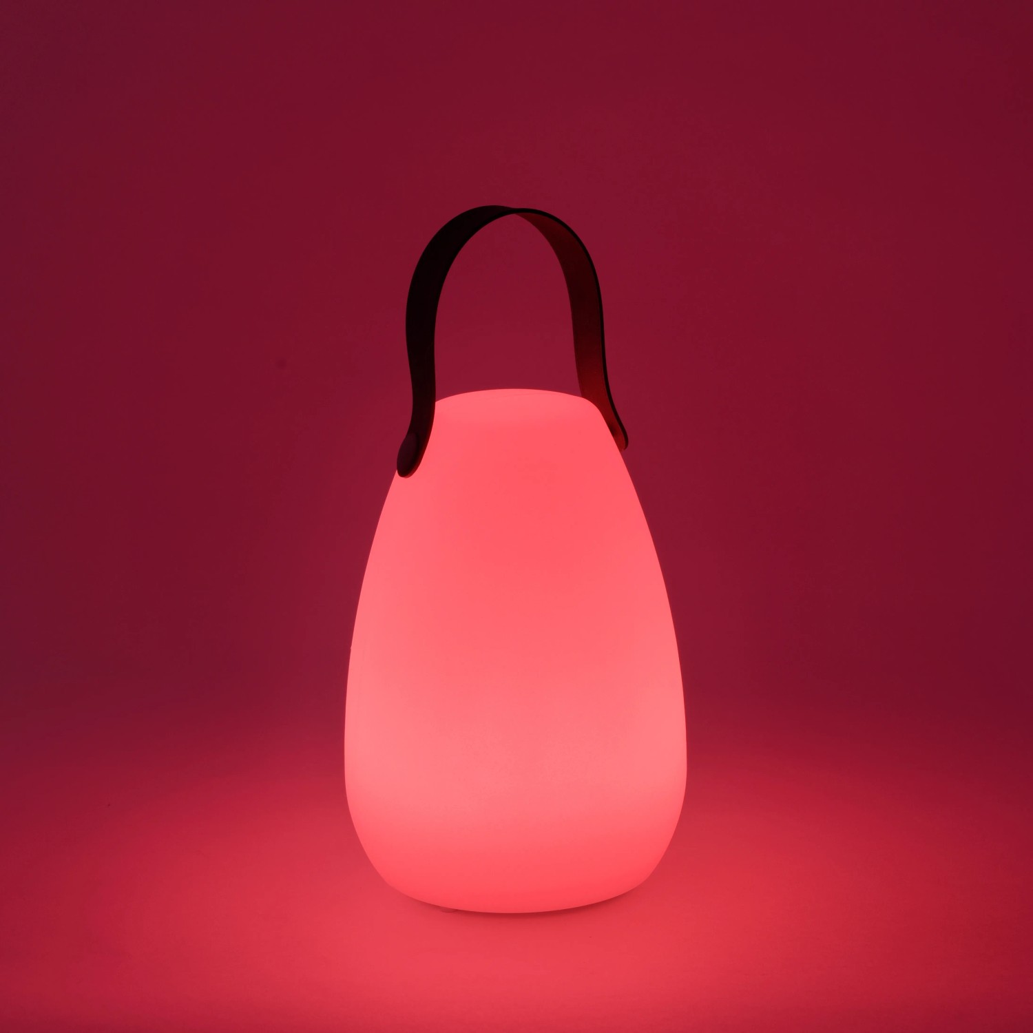 Weiße LED Outdoor Tischleuchte Keno mit Tragegriff, leuchtet rot. Dekoleuchte für Garten und Terrasse.
