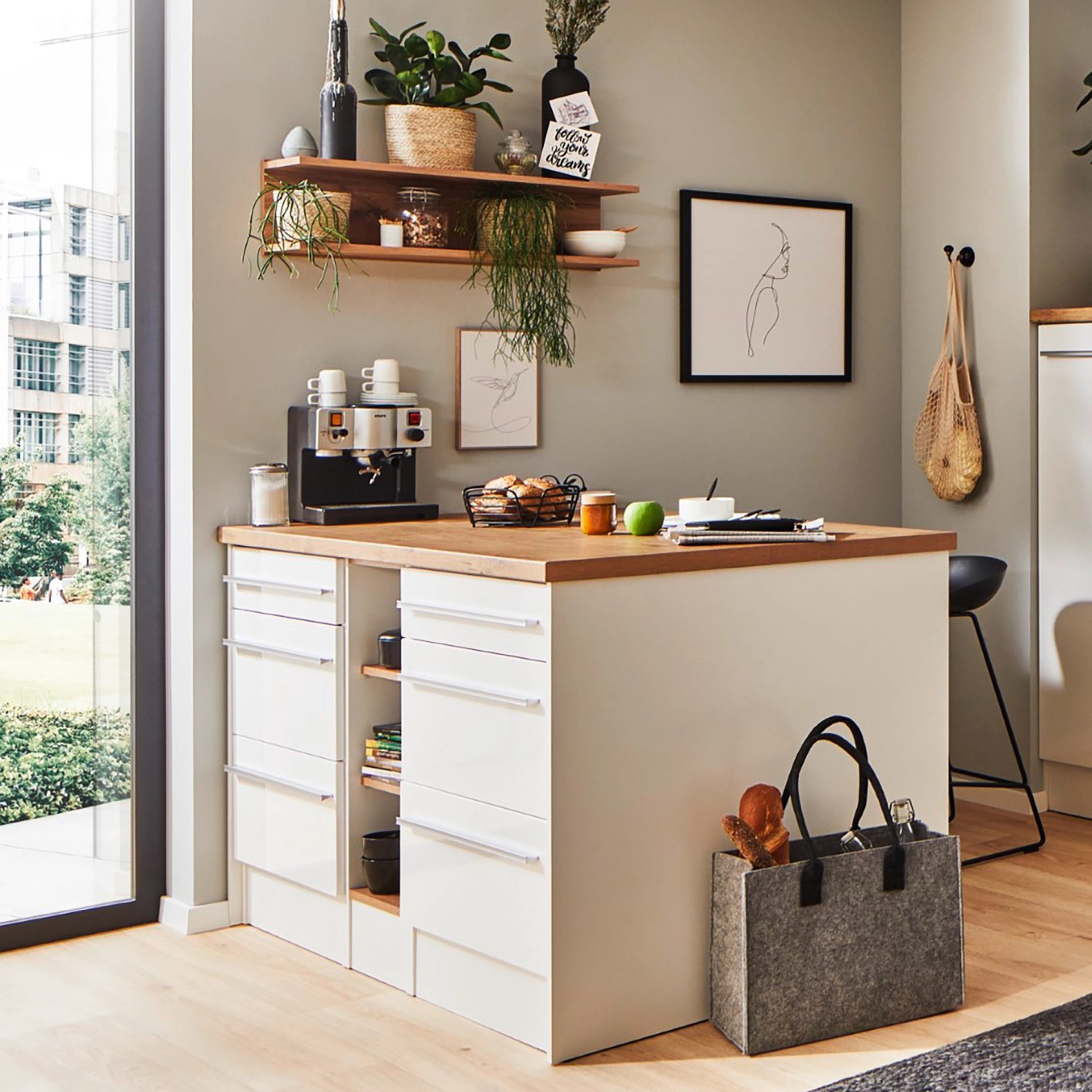 Respekta Küchenzeile Gabriel 290 cm mit Kücheninsel in Weiß Hochglanz. Moderne Küchenansicht.