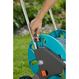 Gardena CleverRoll M Easy Schlauchwagen mit Schlauchanschluss in Aktion.