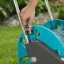 Gardena CleverRoll M Easy Schlauchwagen mit Schlauchanschluss in Aktion.