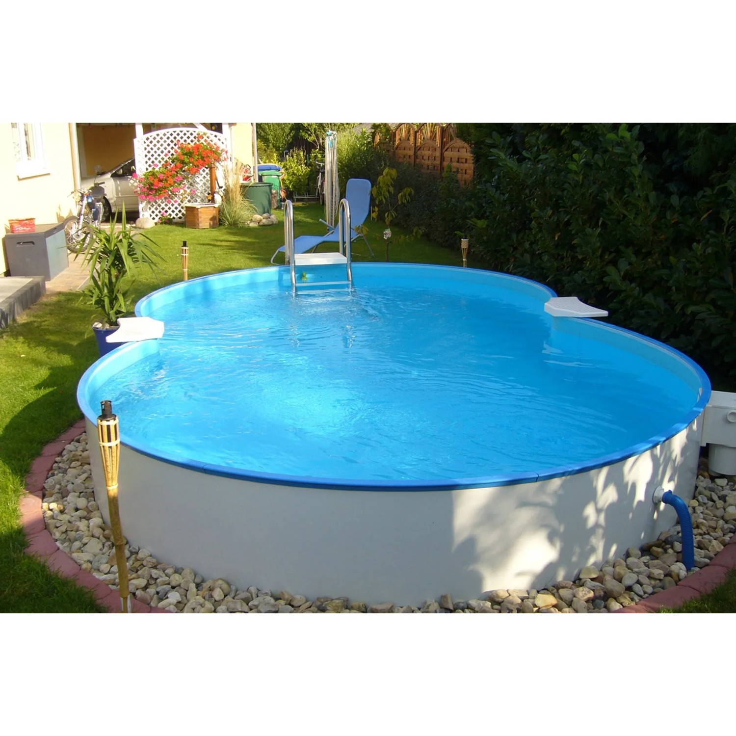 Summer Fun Stahlwandpool Calypso Achtform, 525x320x150cm mit Leiter im Garten.