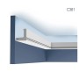 Weiße ORAC DECOR C361 LUXXUS Zierleiste für indirekte Beleuchtung an Wand und Decke.