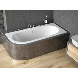 Weiße Acryl Eckbadewanne in modernem Bad, mit dunkler Mosaikverkleidung. Ideal für Entspannung.