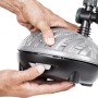 Heissner Aqua Jet Eco Teichpumpen-Set 4900 l/h in Aktion, mit Hand am Schalter.