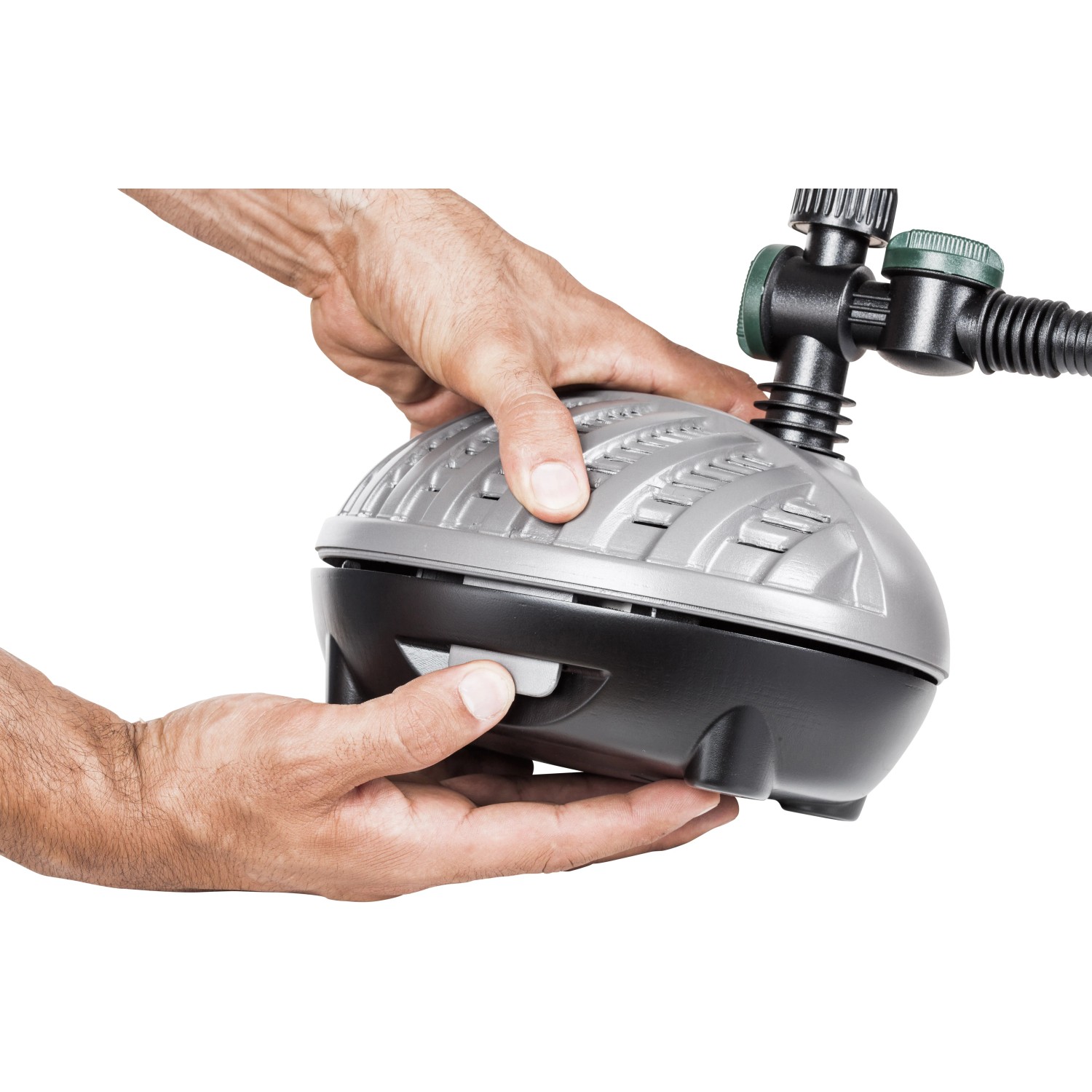 Heissner Aqua Jet Eco Teichpumpen-Set 4900 l/h in Aktion, mit Hand am Schalter.