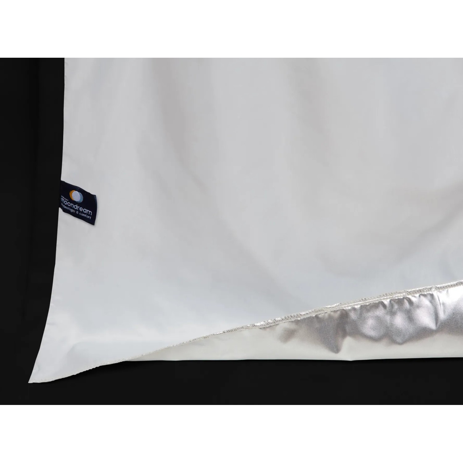 Detailansicht des schwarzen Moondream Wärmeschutzvorhangs mit Thermobeschichtung.