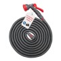 Flexibler Gartenschlauch 16,5m grau/rot mit Brause und Anschlussstück, aufgerollt.