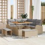 Beiges 8-teiliges Garten-Sofa-Set aus Poly Rattan mit Tisch und Kissen.