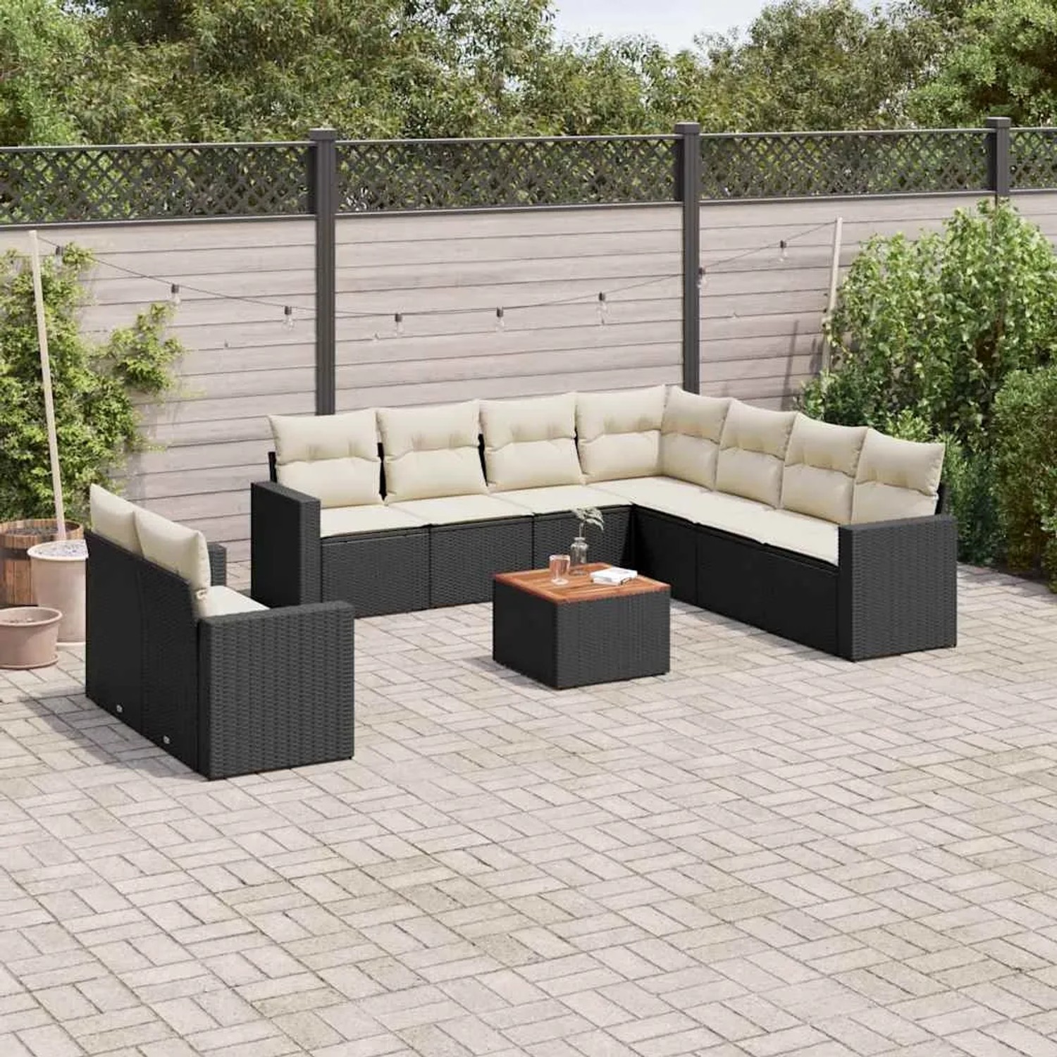 Schwarze 10-tlg. vidaXL Garten-Sofagarnitur aus Rattan mit cremefarbenen Kissen und Akazientisch.