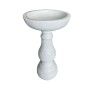 Weiße Vogeltränke auf gedrehter Säule aus Polyresin, frostsicher für Garten & Terrasse.